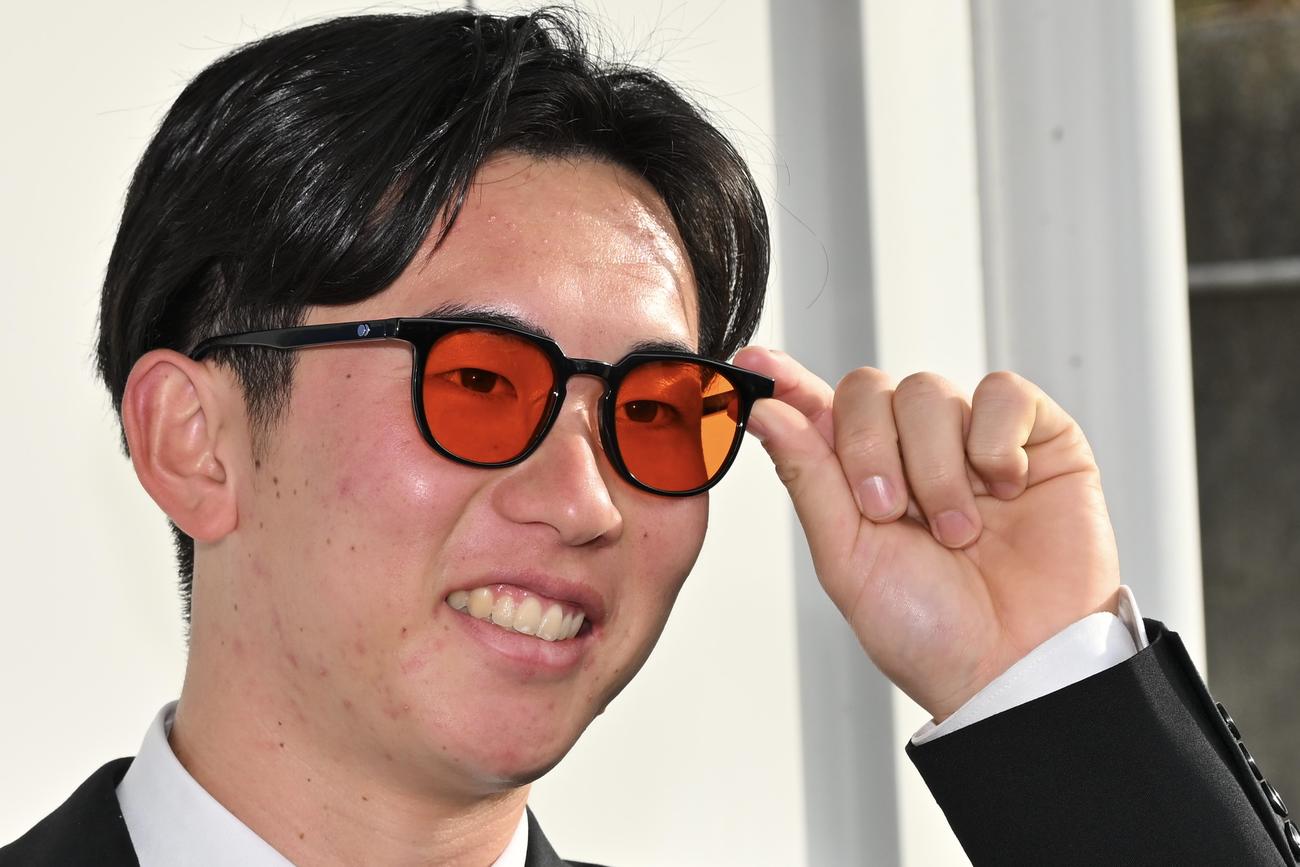 入寮した西武ドラフト1位の明大・小島は後輩からプレゼントされたブルーライトをカットするサングラスを持ち込む（撮影・滝沢徹郎）