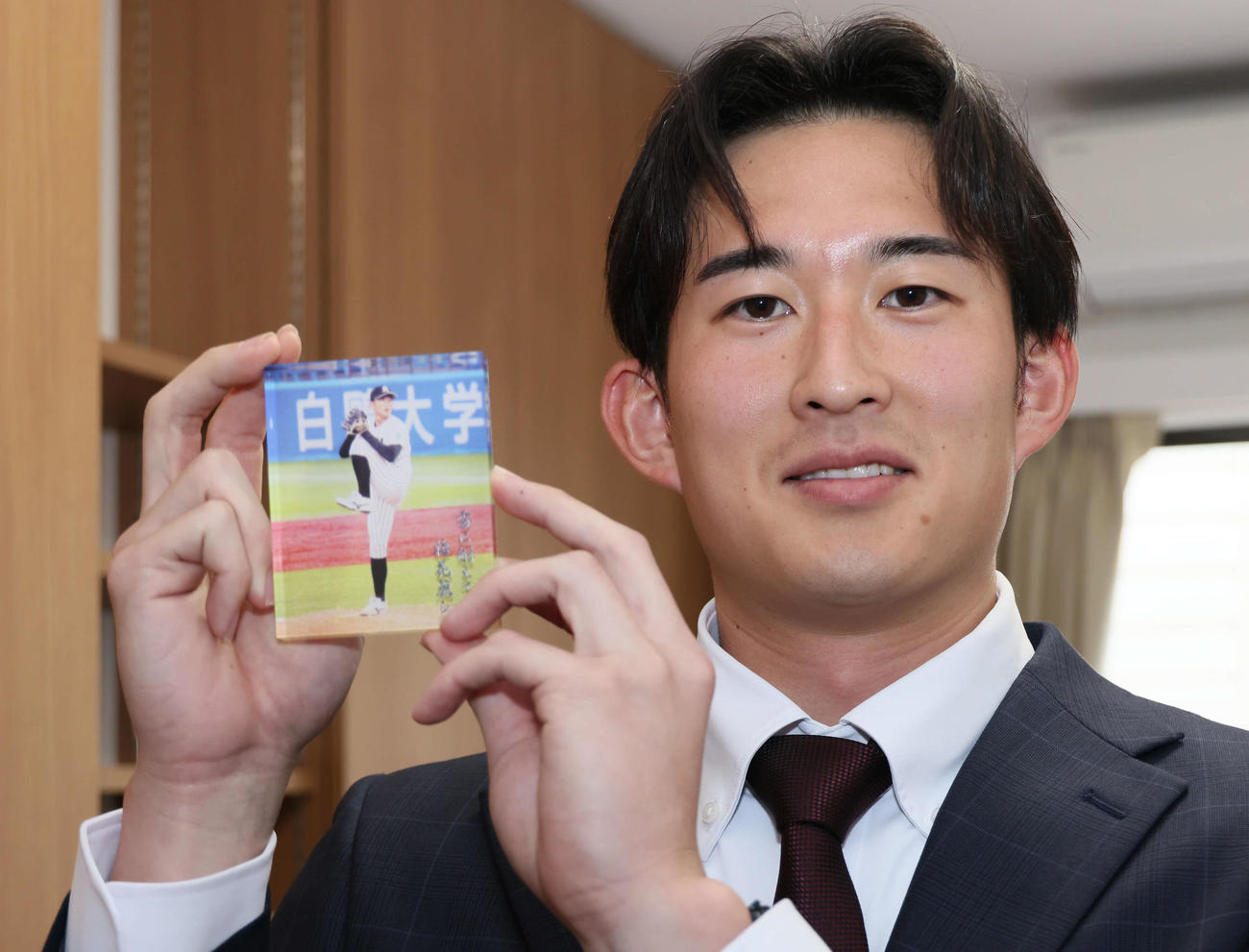 特製の写真を持って入寮した広島ドラフト2位の斉藤汰（撮影・加藤孝規）