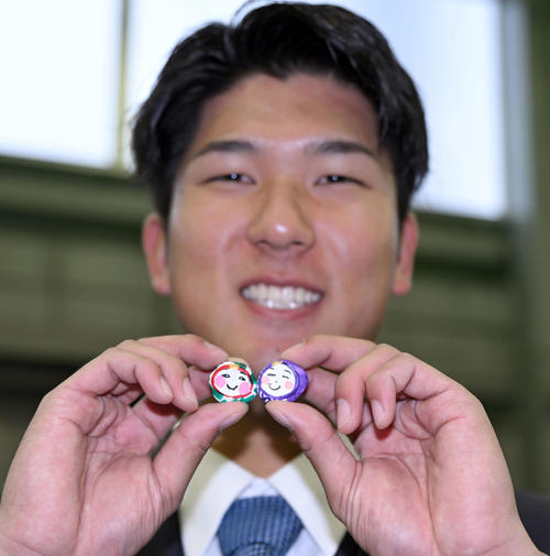 DeNAの選手寮に入寮し、祖父母から贈られた御守りを披露するドラフト2位の島田（撮影・千葉一成）