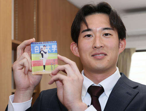 特製の写真を持って入寮した広島ドラフト2位の斉藤汰（撮影・加藤孝規）