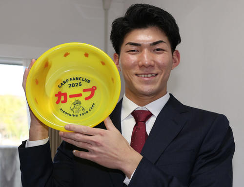 入寮した広島ドラフト5位の赤木はカープ洗面器を持参（撮影・加藤孝規）