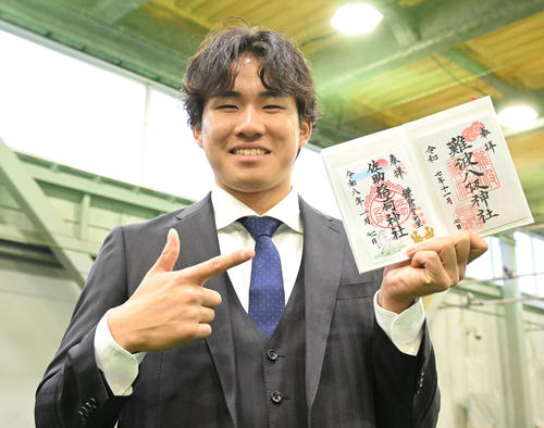 DeNAの選手寮に入寮、御朱印帳を披露するドラフト3位の宮下（撮影・千葉一成）