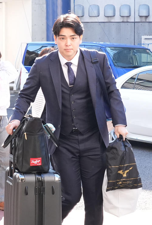 荷物を手に入寮する中西（撮影・森本幸一）