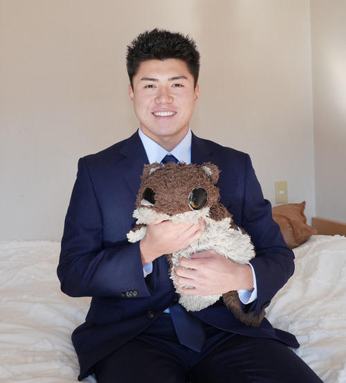 愛用のモモンガぬいぐるみを手にする能戸（撮影・森本幸一）