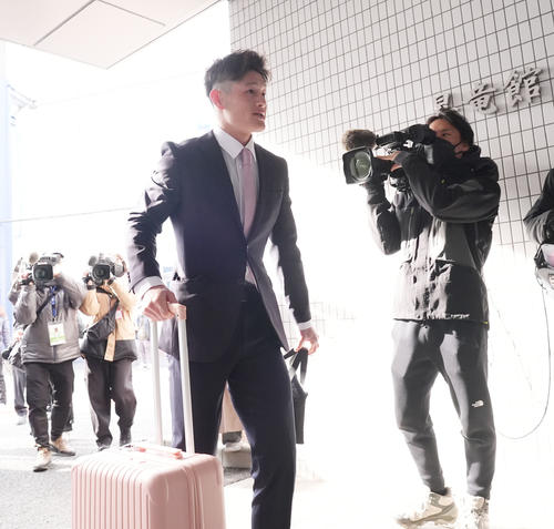 入寮する新保（撮影・森本幸一）