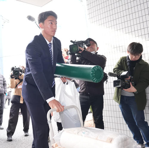 荷物を手に入寮する石川大（撮影・森本幸一）