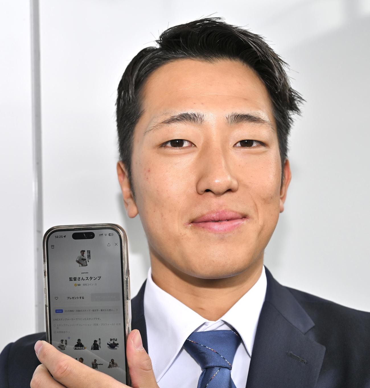 入寮した西武ドラフト6位の四国銀行・川田はLINEのスタンプを披露する（撮影・滝沢徹郎）