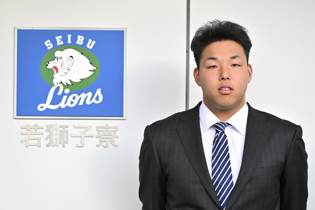 若獅子寮を訪れた西武育成3位の四国IL徳島・斉藤佳（撮影・滝沢徹郎）