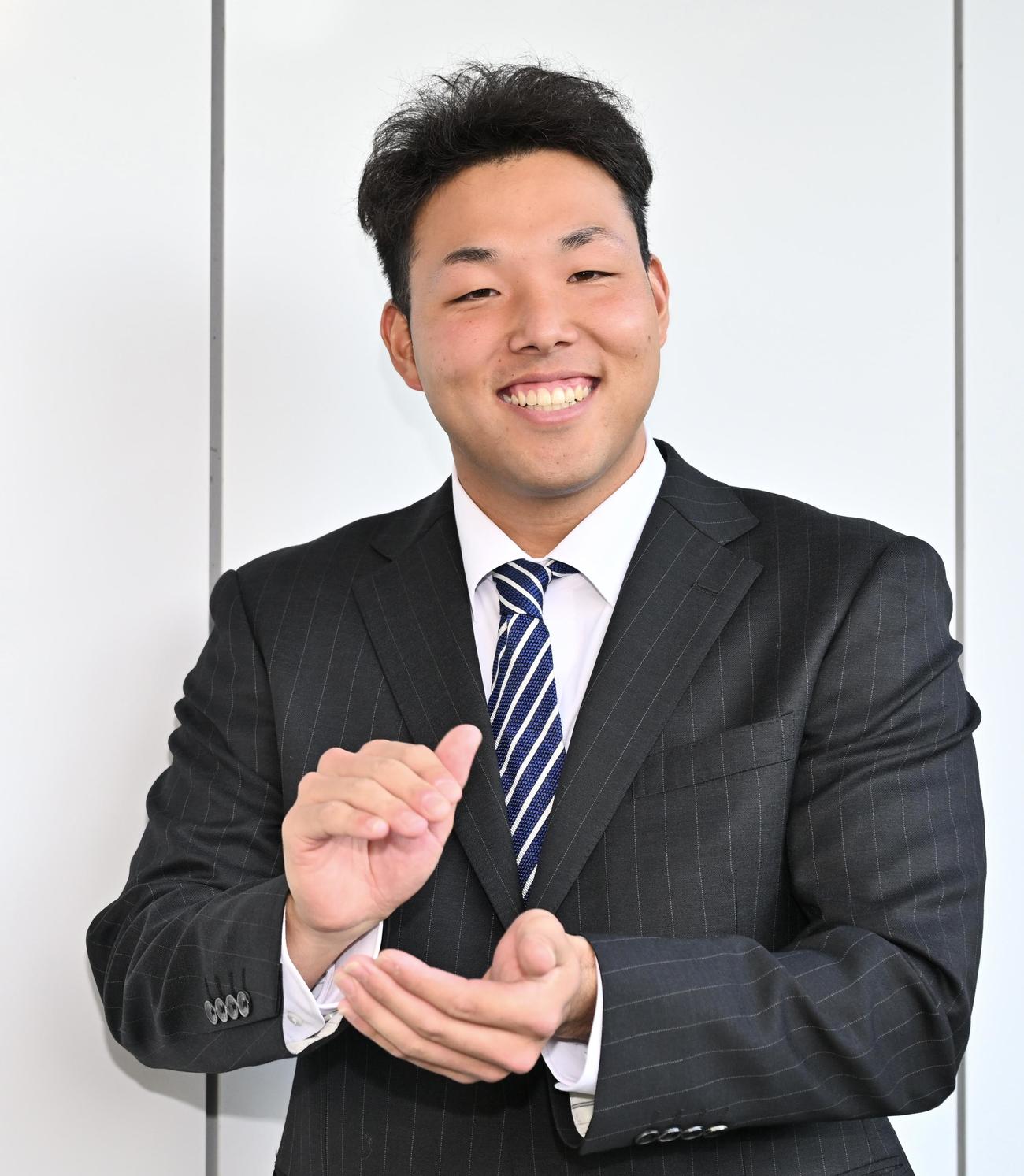 若獅子寮を訪れる前におにぎりを握った西武育成3位の四国IL徳島・斉藤佳（撮影・滝沢徹郎）