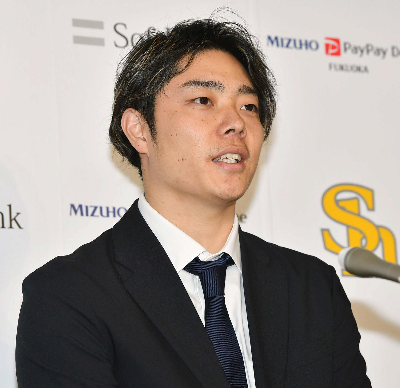 増額で契約更改し、会見を行うソフトバンク松本裕（撮影・岩下翔太）