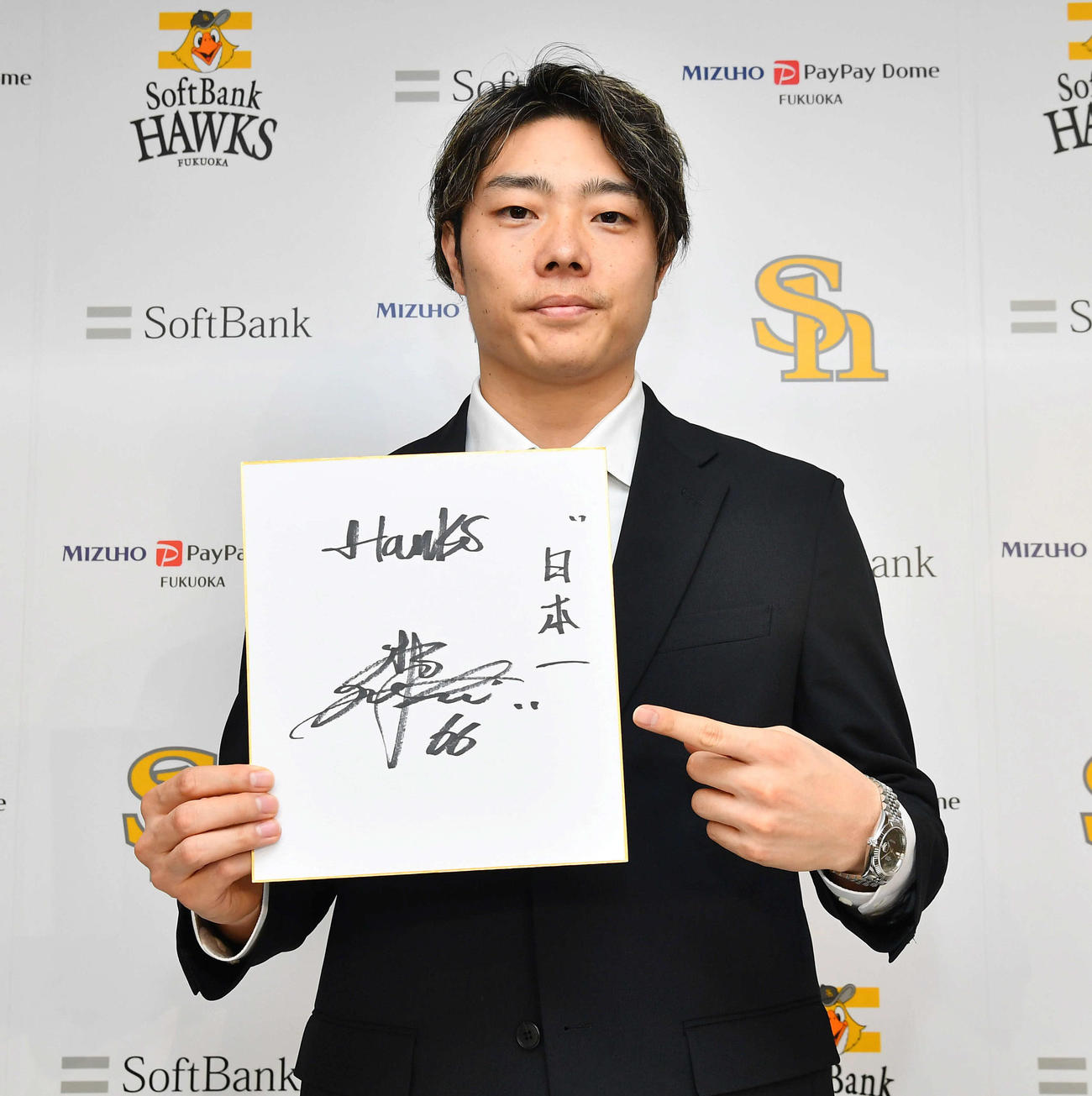 増額で契約更改したソフトバンク松本裕は色紙に今季の目標を「日本一」と記す（撮影・岩下翔太）