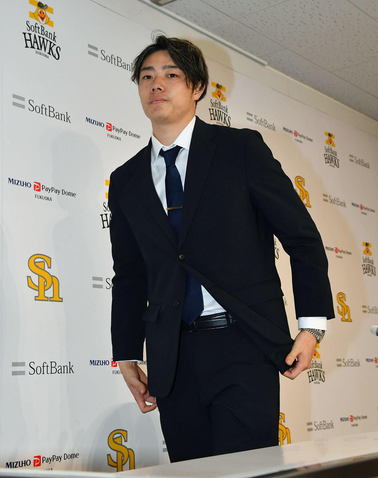 契約更改後の会見を終えて席を立つソフトバンク松本裕（撮影・岩下翔太）