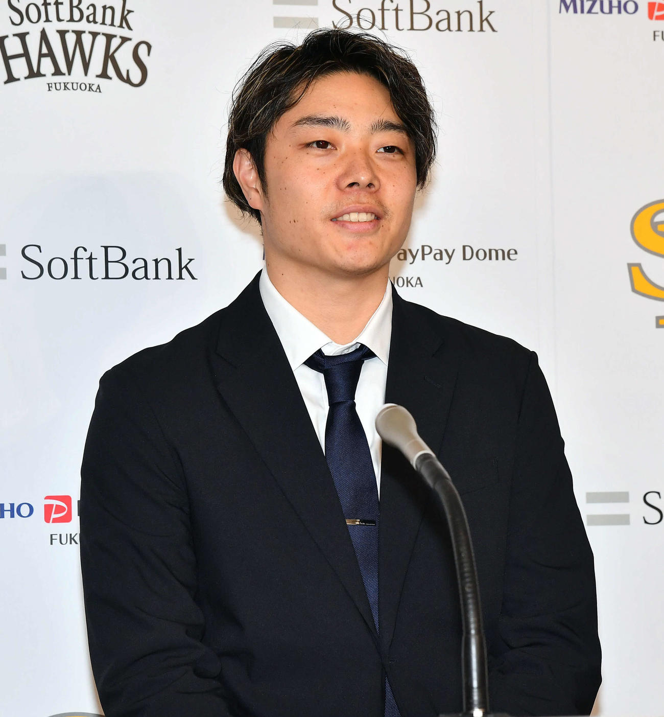 増額で契約更改し、会見を行うソフトバンク松本裕（撮影・岩下翔太）