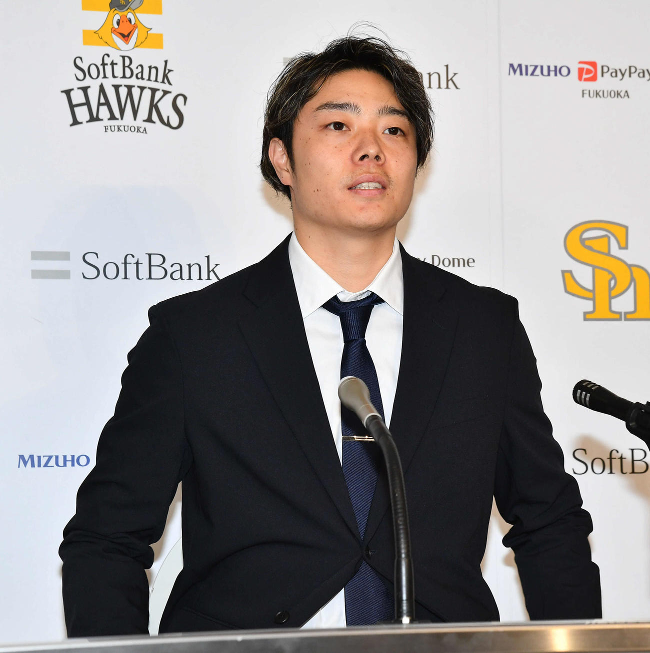 契約更改を終えて会見の席につくソフトバンク松本裕（撮影・岩下翔太）