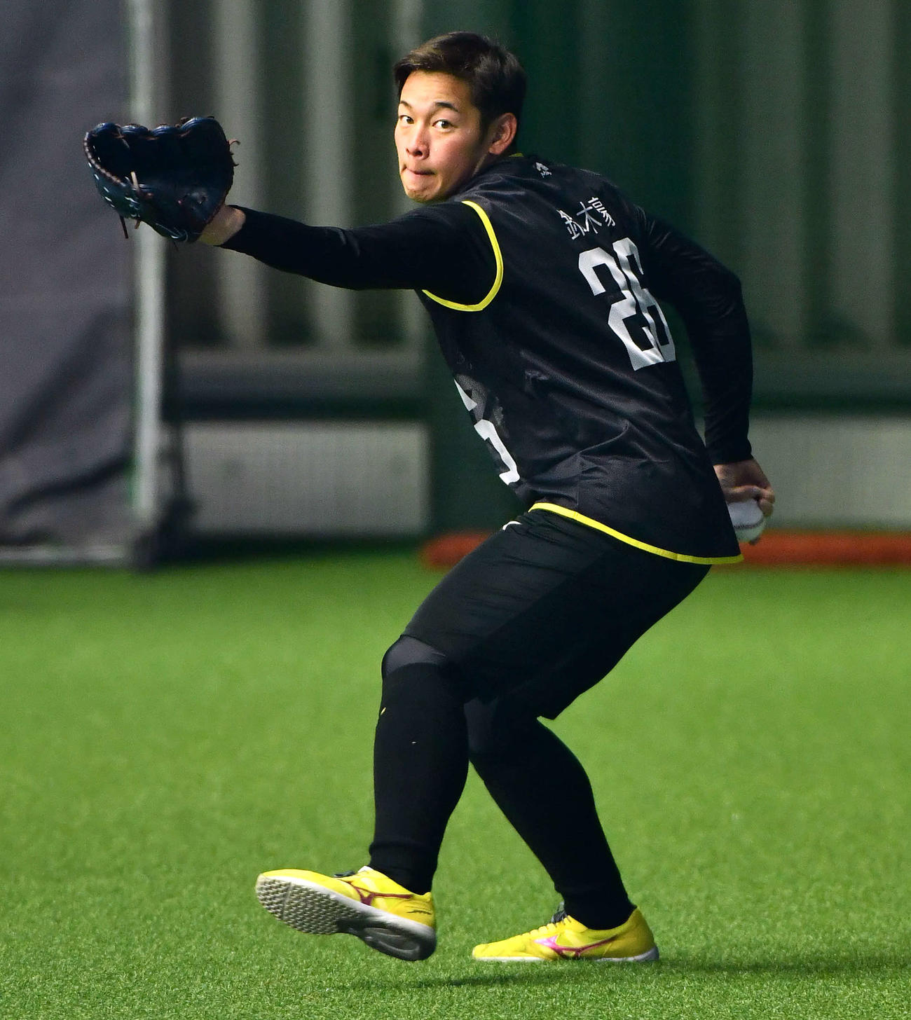 キャッチボールを行うソフトバンク鈴木豪（撮影・岩下翔太）