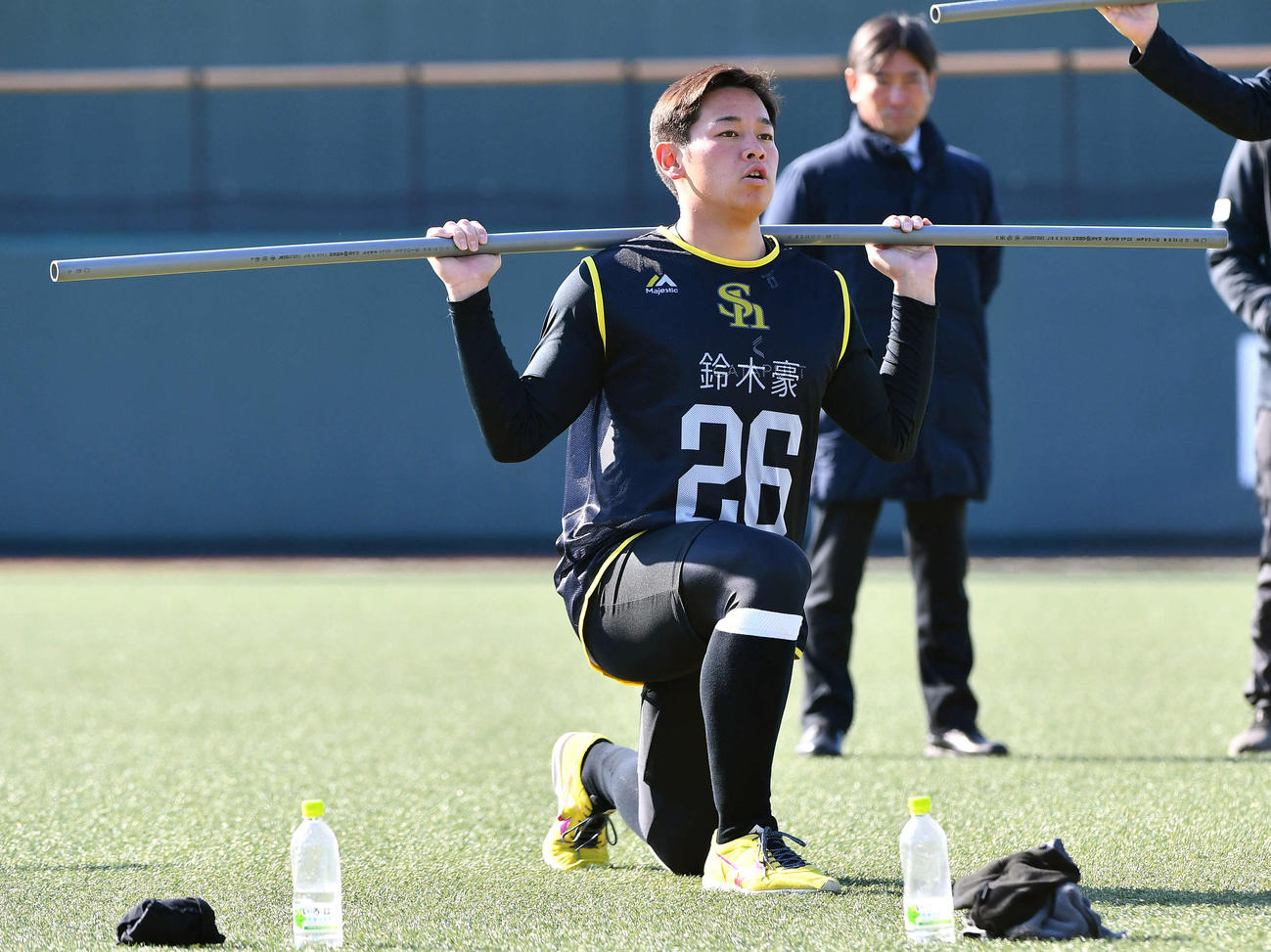 体幹トレーニングを行うソフトバンク鈴木豪（撮影・岩下翔太）