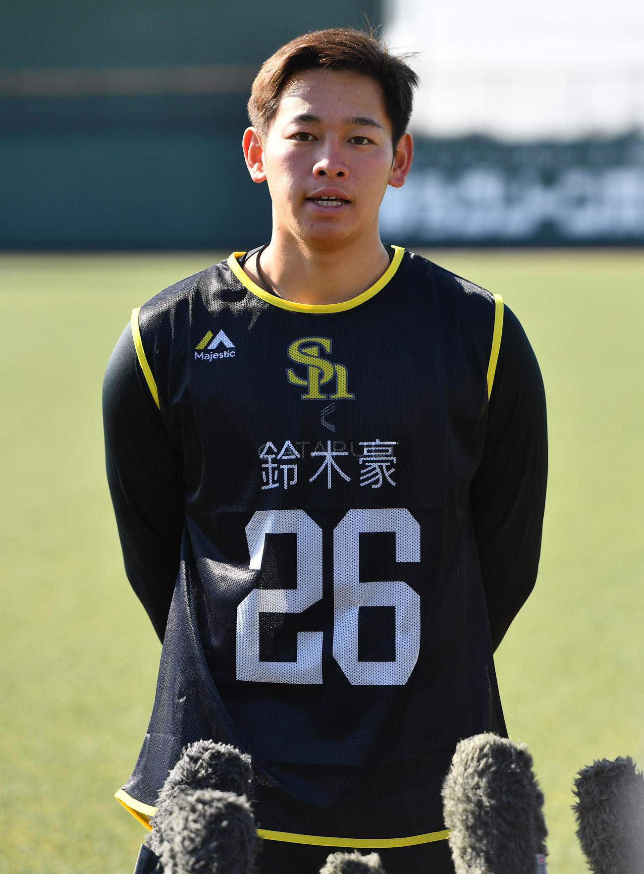 新人合同自主トレ初日を終えて囲み取材を受けるソフトバンク鈴木豪（撮影・岩下翔太）
