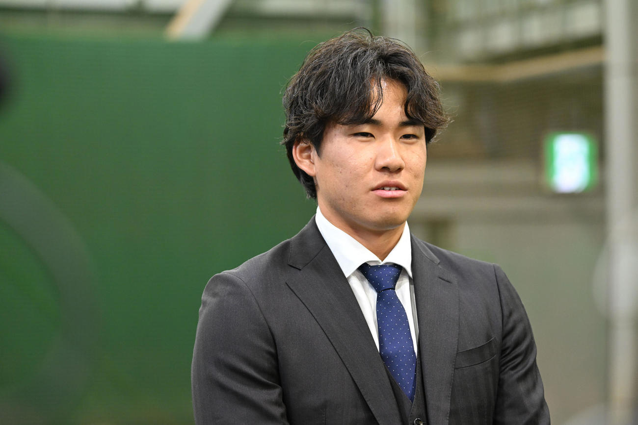 DeNAの選手寮に入寮し、取材に応じるドラフト3位の宮下（撮影・千葉一成）