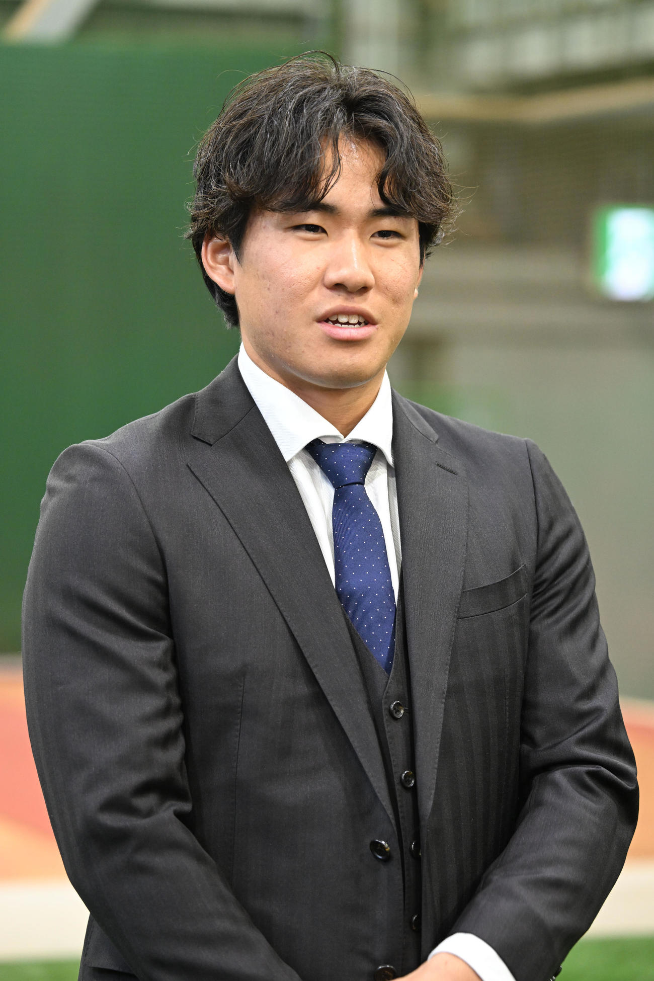 DeNAの選手寮に入寮し、取材に応じるドラフト3位の宮下（撮影・千葉一成）