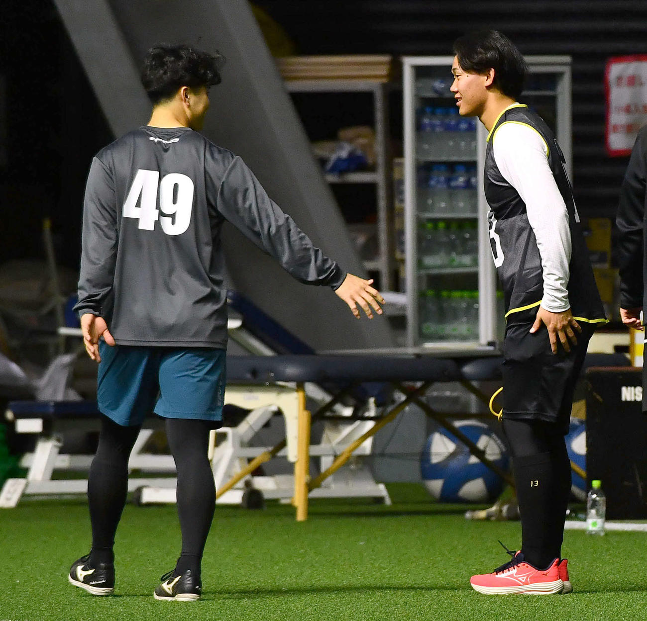 新人合同自主トレ初日、松本晴（左）にあいさつするソフトバンク稲川（撮影・岩下翔太）