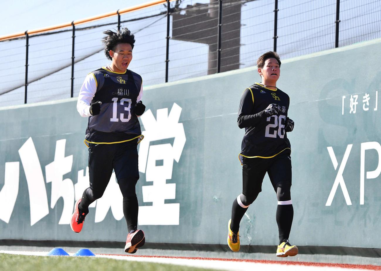 走り込みを行うソフトバンク稲川（左）と鈴木豪（撮影・岩下翔太）