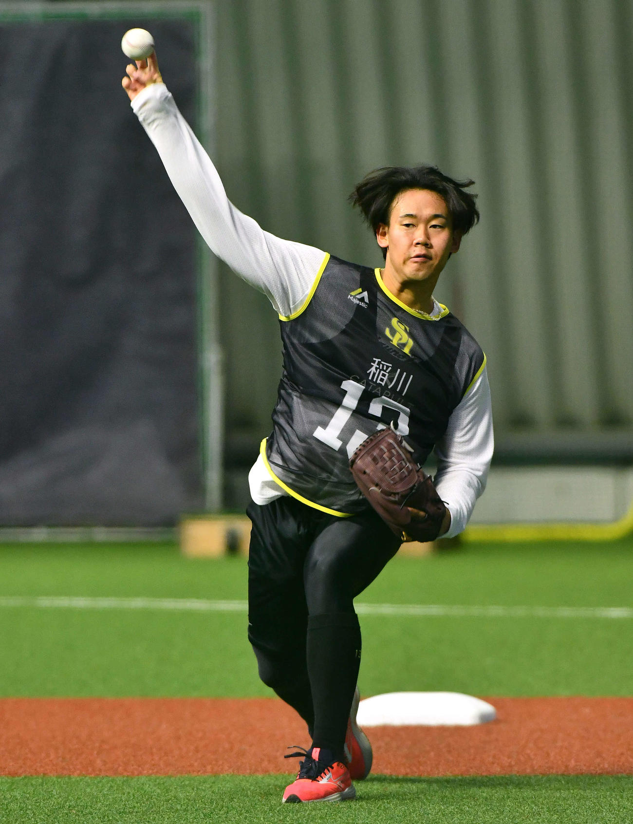 キャッチボールを行うソフトバンク稲川（撮影・岩下翔太）