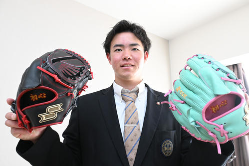 「初心」と刺繍したグラブを持ち込んだオリックス2位の森陽（撮影・和賀正仁）