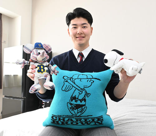 クッションを持ち込んだオリックス3位の佐藤（撮影・和賀正仁）