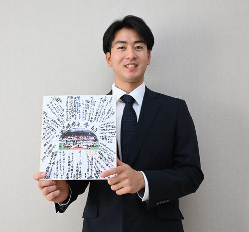 オリックス5位・高谷舟は寄せ書きを持って入寮した（撮影・和賀正仁）