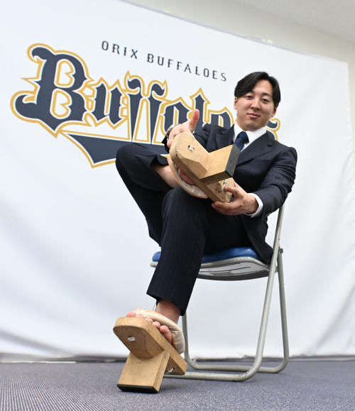 一本歯の下駄を持ち込んだオリックス育成4位・渡辺（撮影・和賀正仁）
