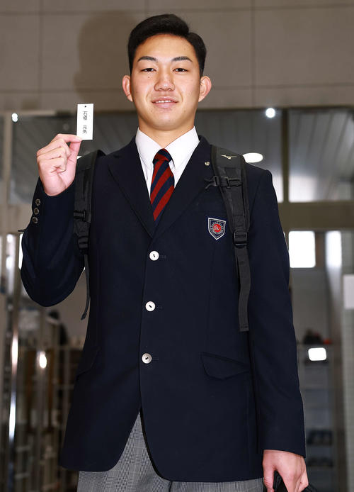 入寮し名札をみせるロッテドラフト1位の石垣（撮影・野上伸悟）