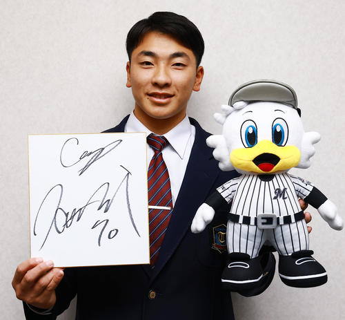 富島高の先輩、広島日高のサインを持参し入寮したロッテドラフト6位の岡村（撮影・野上伸悟）