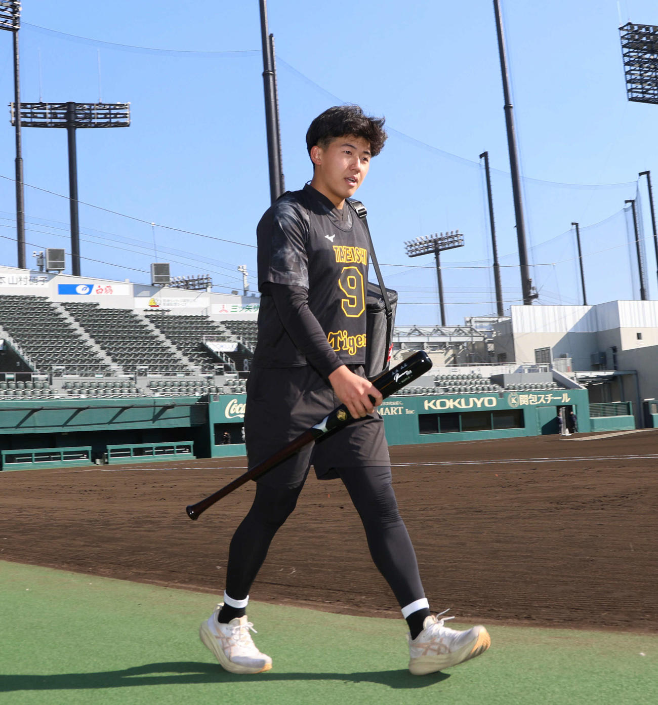 新人合同自主トレ初日のグラウンドでの練習を終え移動する阪神立石（撮影・西尾就之）