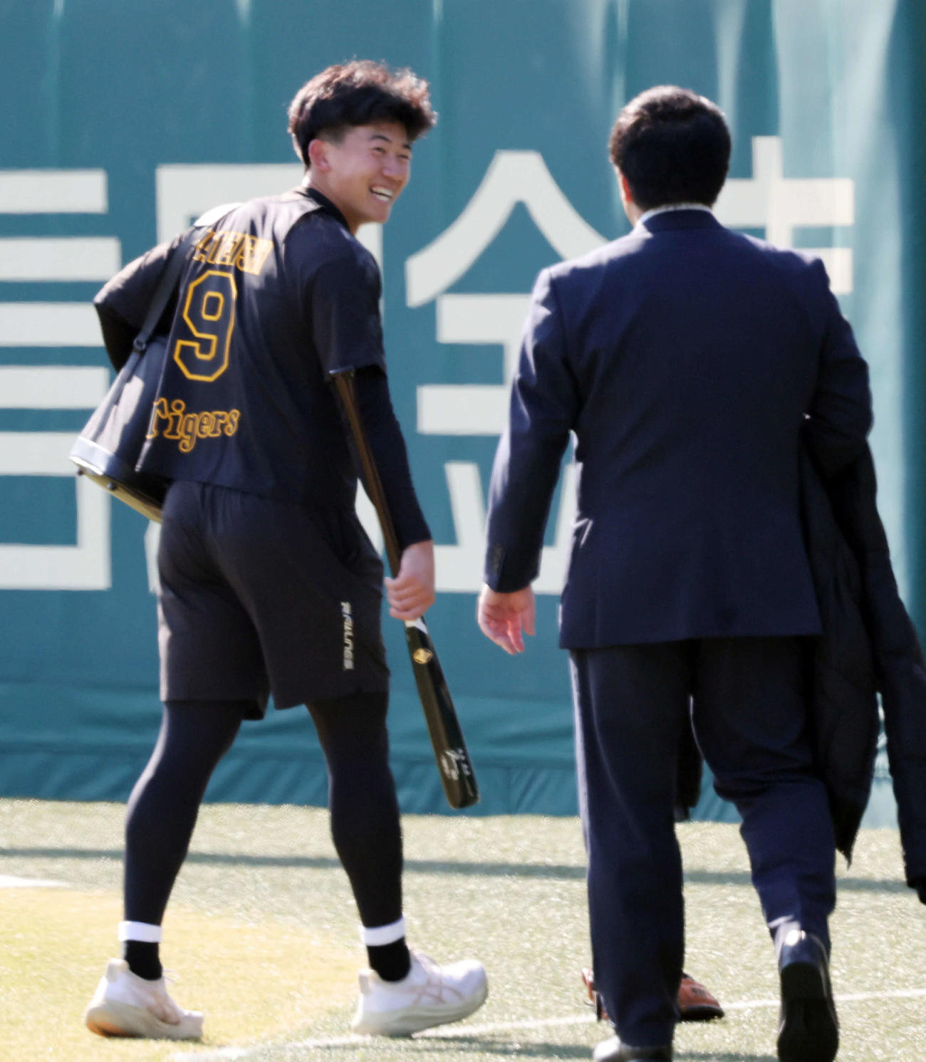 新人合同自主トレ初日のグラウンドでの練習を終え移動する阪神立石（撮影・西尾就之）