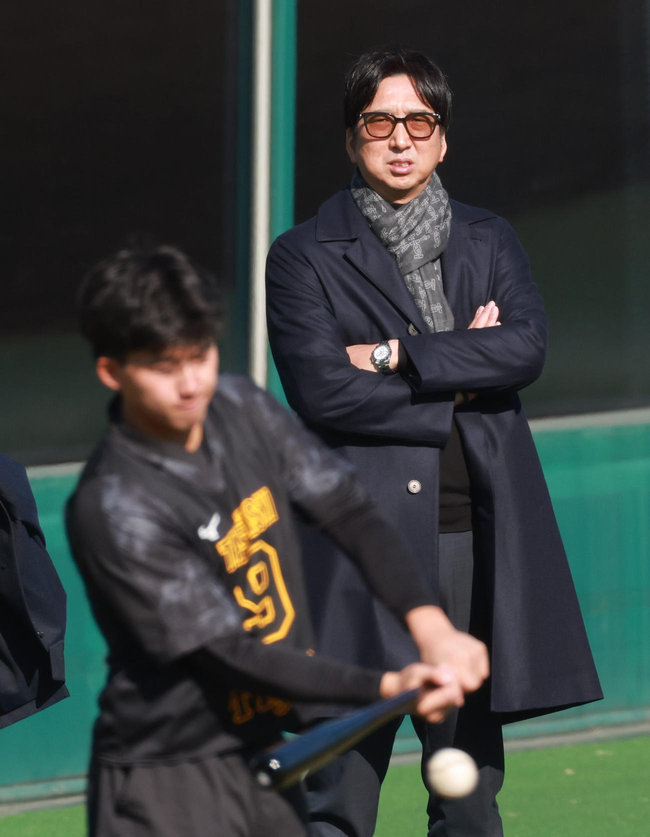 立石（左）の打撃練習を見る藤川監督（撮影・上田博志）