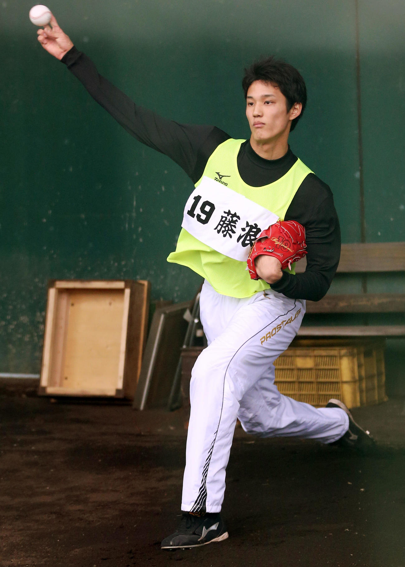 新人合同自主トレ初日、ブルペンに入り投球する藤浪晋太郎（2013年1月10日撮影）