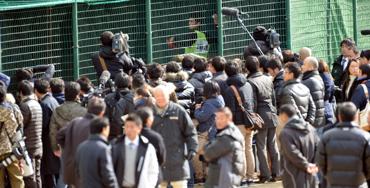 合同自主トレ初日、ブルペン入りした阪神藤浪は、押し寄せる報道陣を前に投球を披露（2013年1月10日撮影）