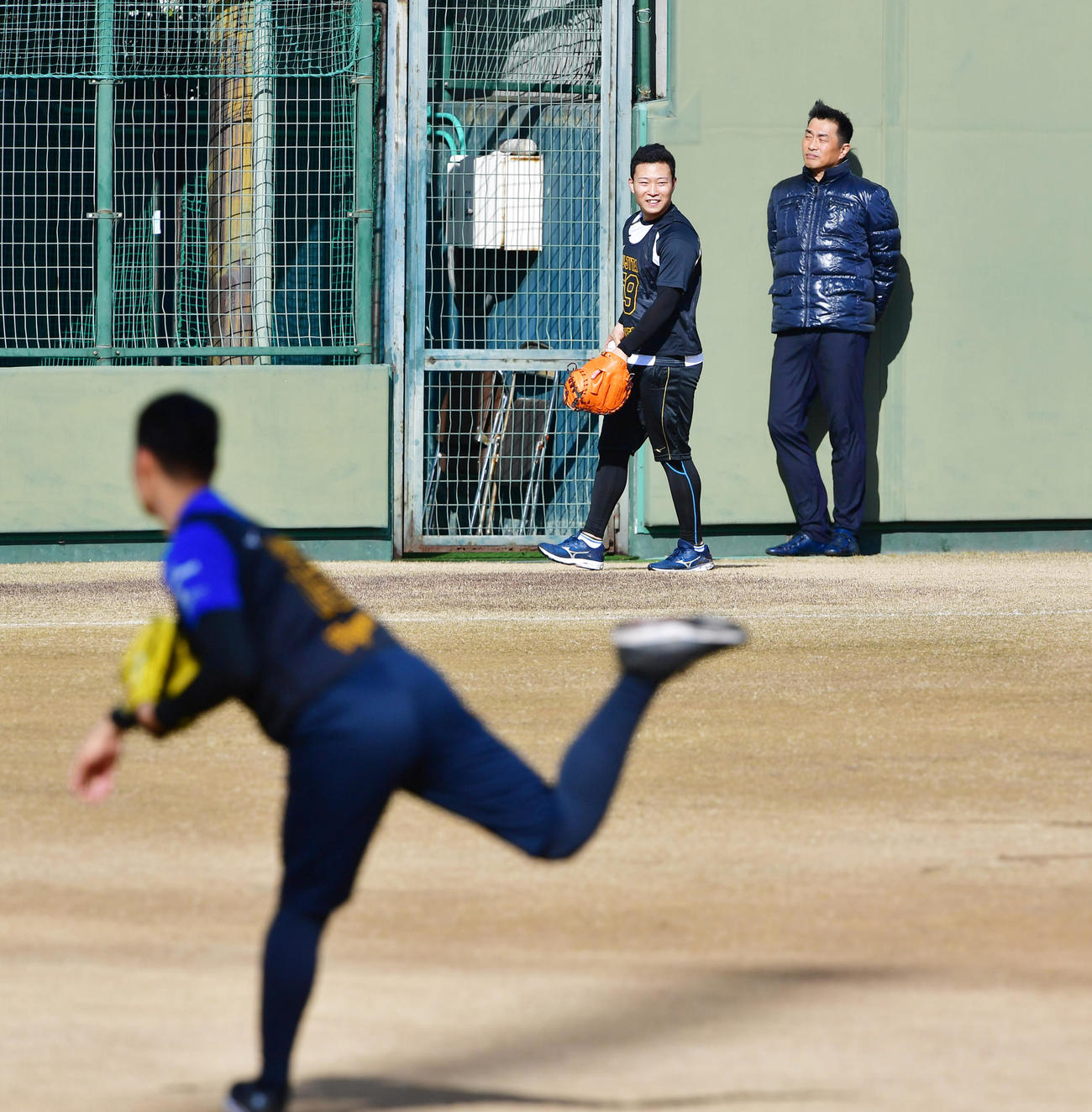 阪神の新人合同自主トレ初日に西純（手前）らを視察する山本昌氏。中央は藤田（2020年1月8日撮影）