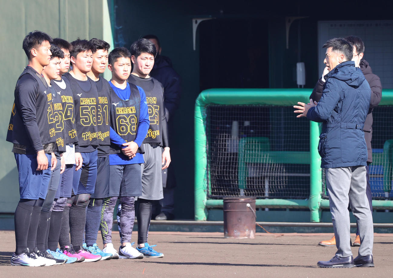 矢野監督（右）から訓示を受ける、左から森木、鈴木、桐敷、前川、豊田、中川、伊藤稜（2022年1月9日撮影）