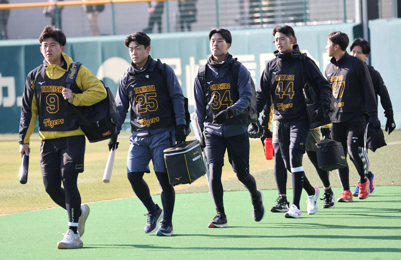 新人合同自主トレの初日、立石を先頭にグラウンドに入る阪神の新人たち（撮影・西尾就之）