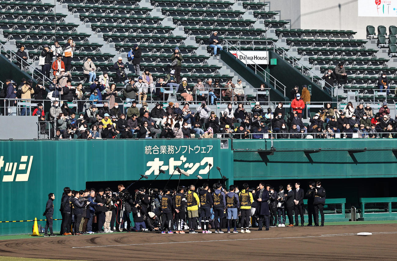 詰めかけたファンを背に新人選手に訓示する藤川球児監督（中央右）（撮影・上田博志）