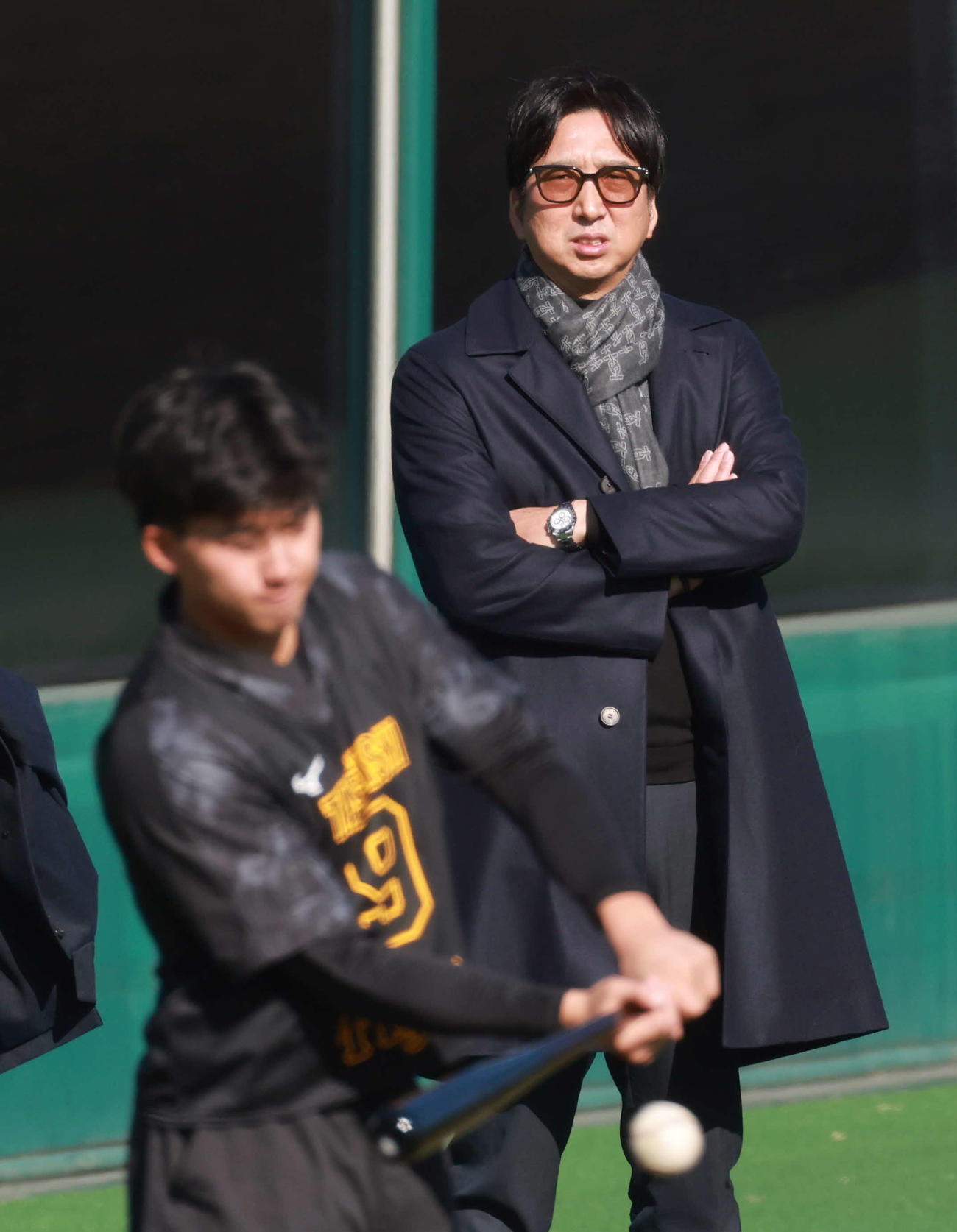 立石（左）の打撃練習を見る藤川監督（撮影・上田博志）