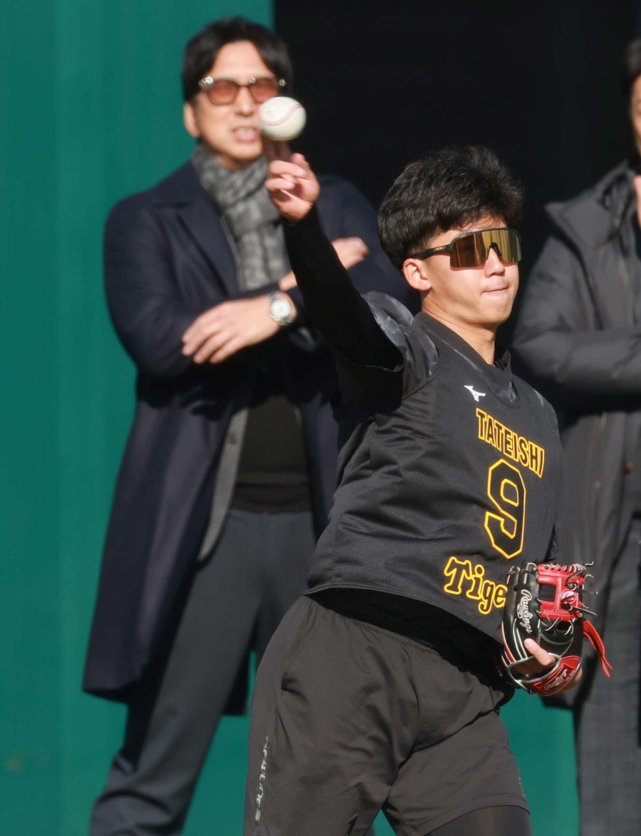 藤川監督（左）のチェックを受けながらキャッチボールをする立石（撮影・上田博志）
