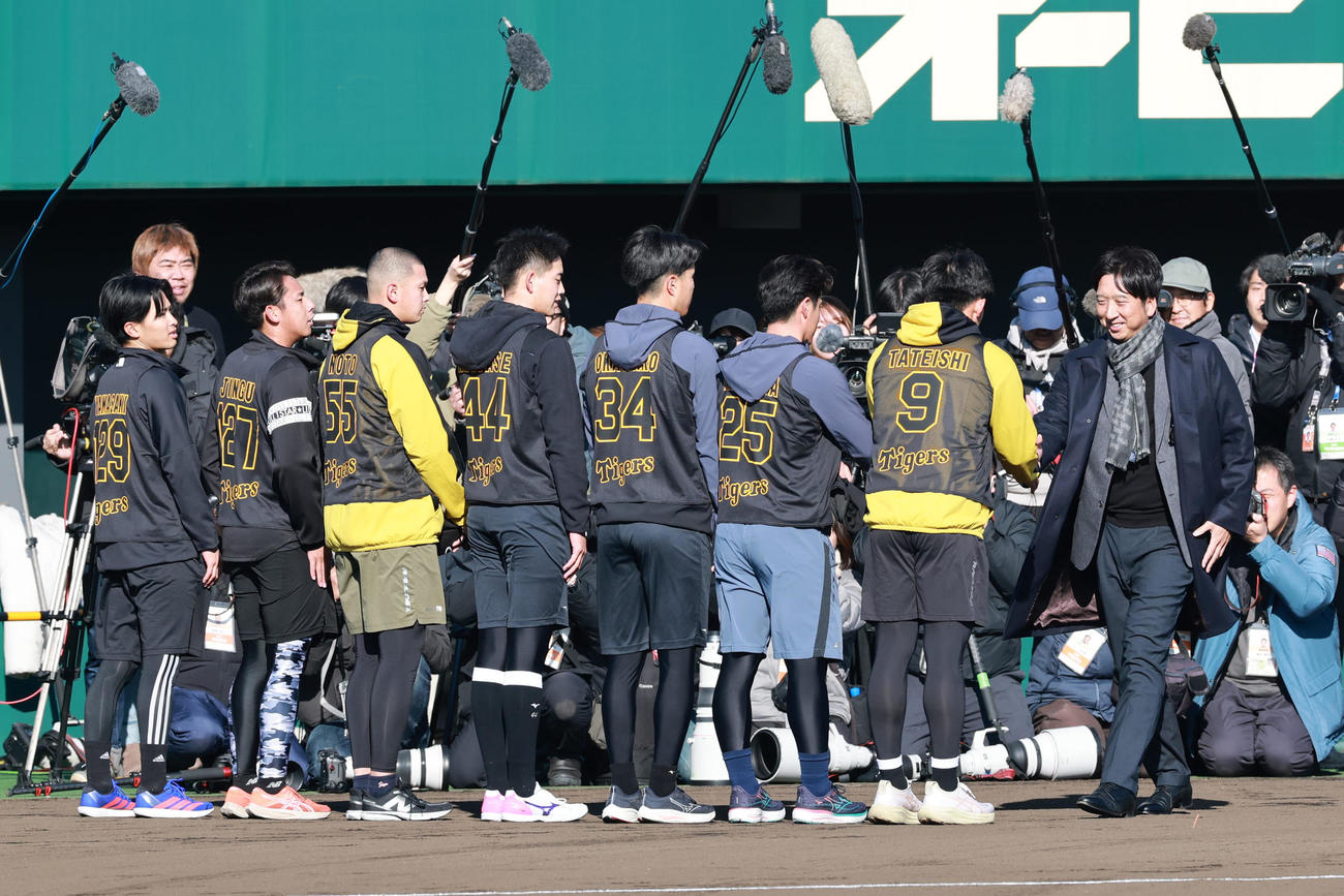 藤川監督（右）は右から2人目から立石、谷端、岡城、早瀬、能登、神宮、山崎と握手を交わす（撮影・上田博志）