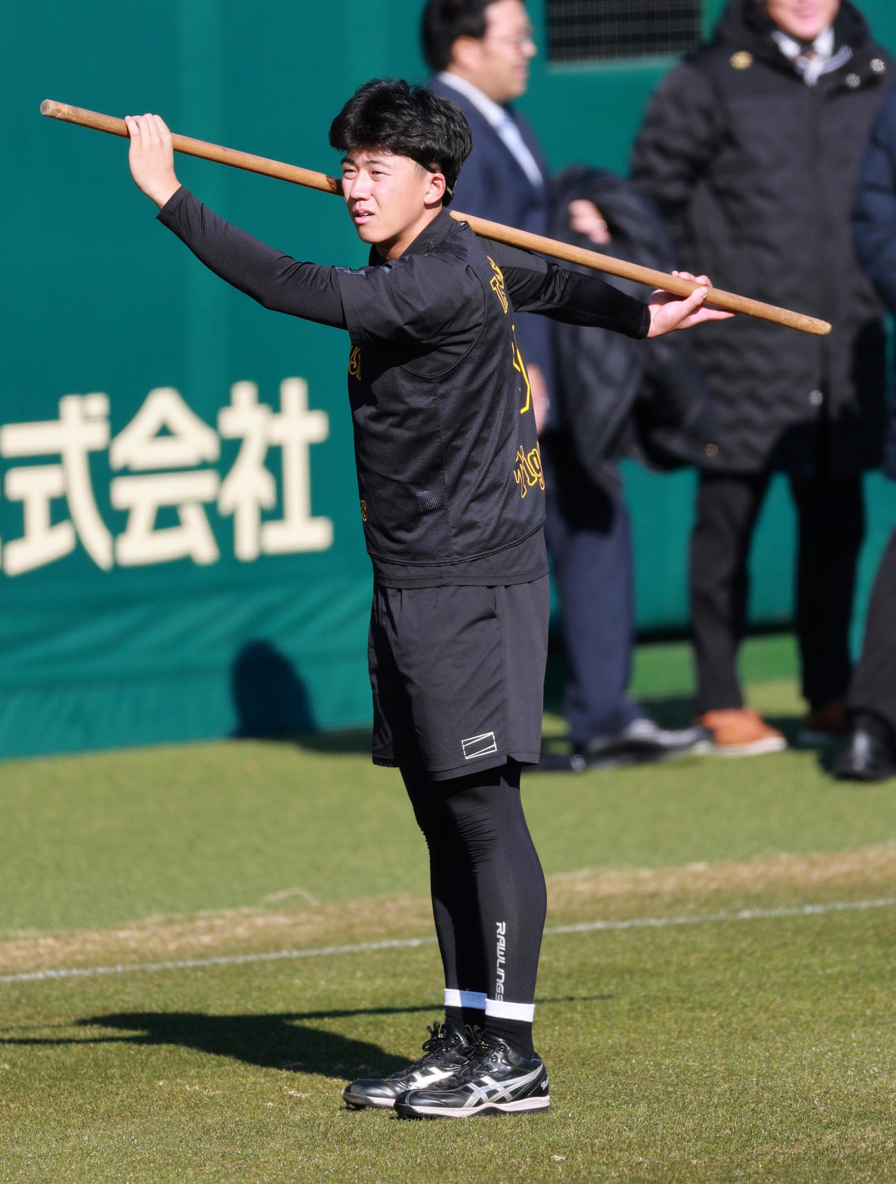 ストレッチをする立石（撮影・上田博志）