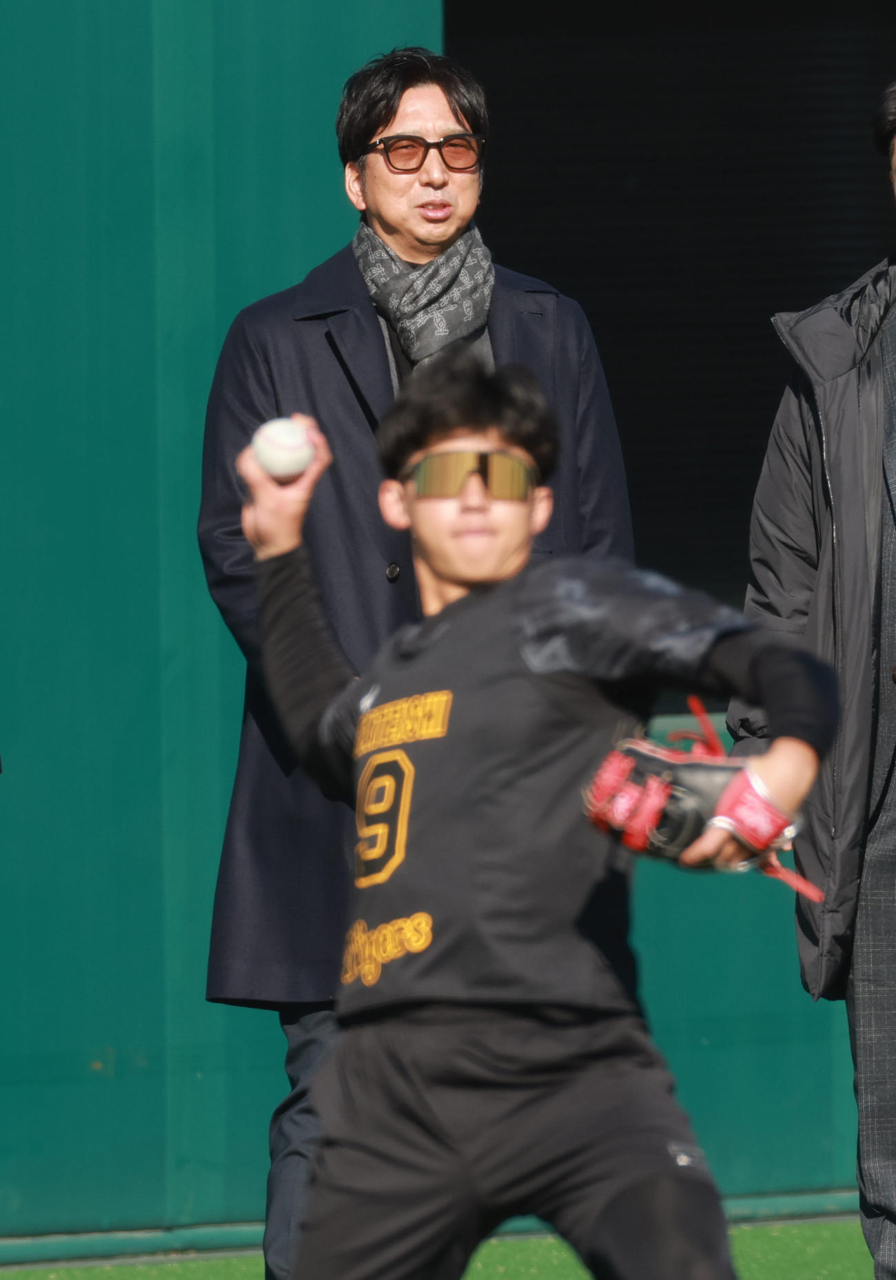 藤川監督は立石のキャッチボールをチェックする（撮影・上田博志）