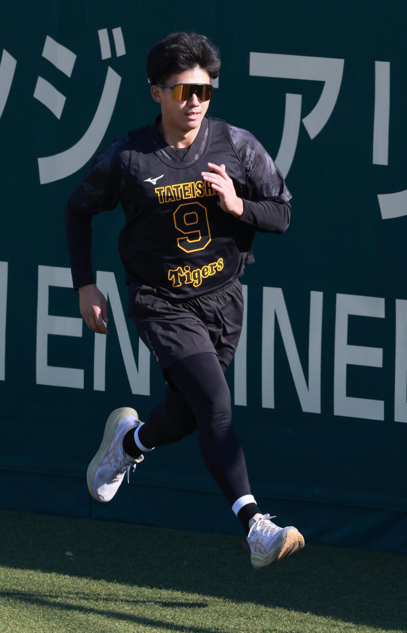 外野をダッシュする立石（撮影・上田博志）