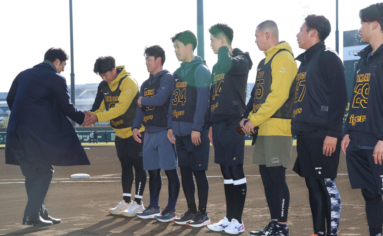 新人合同自主トレの初日、訓示した阪神藤川監督（左）は立石と握手。右へ谷端、岡城、早瀬、能登、神宮、山崎（撮影・西尾就之）