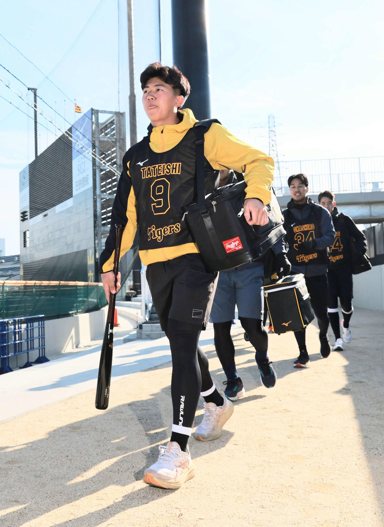 スタジアム入りする阪神ドラフト1位の立石（撮影・上田博志）