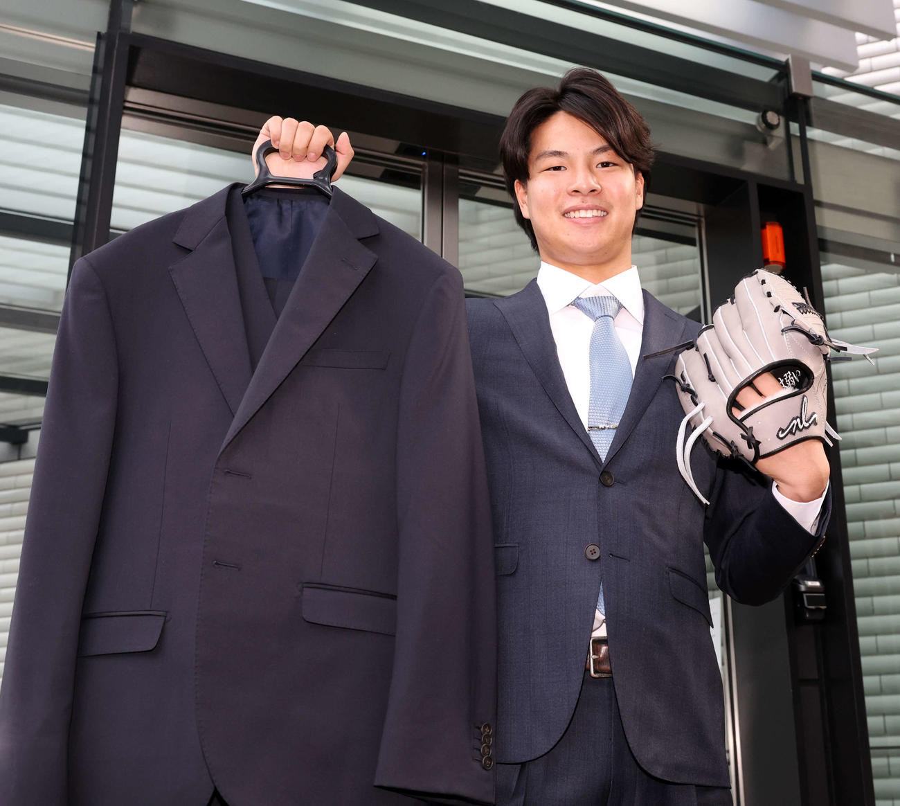 入寮した巨人ドラフト2位の田和は新調したスーツとグラブを持参（撮影・浅見桂子）